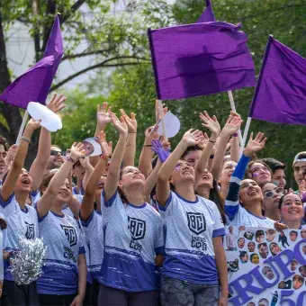 Alumnos saludando al dron