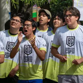 Alumnos gritando y animando