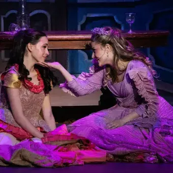 Cenicienta, interpretada por Sophie Mazal López.