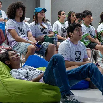Dos alumnos jugando videojuegos