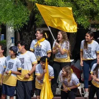 Grupo de alumnos animando en atletismo