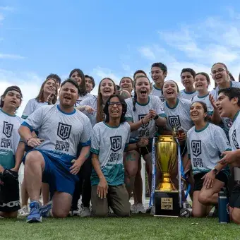 Grupo ganador gritando