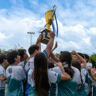 Grupo levantando la copa después de ganar