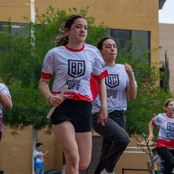 Tres alumnas corriendo en atletismo
