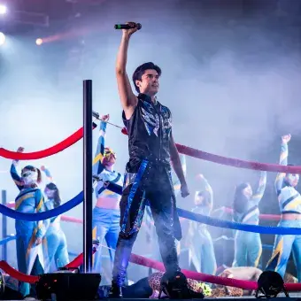 Estudiante del Tec Puebla canta en el escenario principal durante el concierto Los Sonidos del Ring