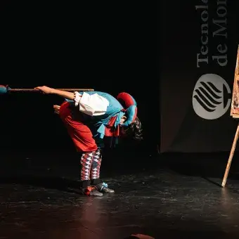 Alumno actuando en Monólogos de VIBRART 2026.