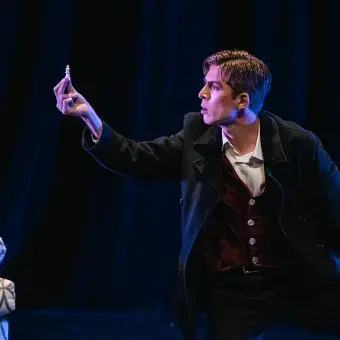Alumno actuando en Monólogos de VIBRART 2026.