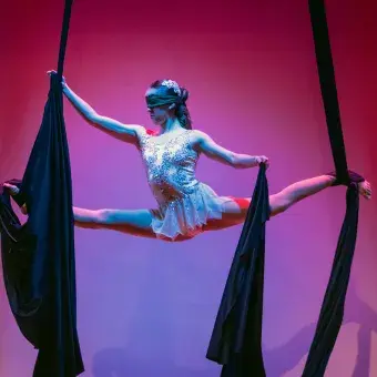 Alumna ganadora del tercer lugar durante su performance en Tec Talent.