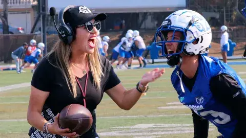 Arely Pérez, la coach "Kelly", durante sus sesiones de entrenamiento. con los Borrego de campus Estado de México.